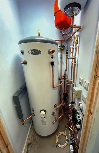 https://comohotwater.com.au/uploads/2025/06/gas-hot-water-system-11703.jpg